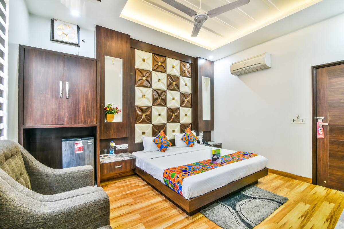 Family Room | Egyptian cotton sheets, premium bedding, desk, WiFi (free)