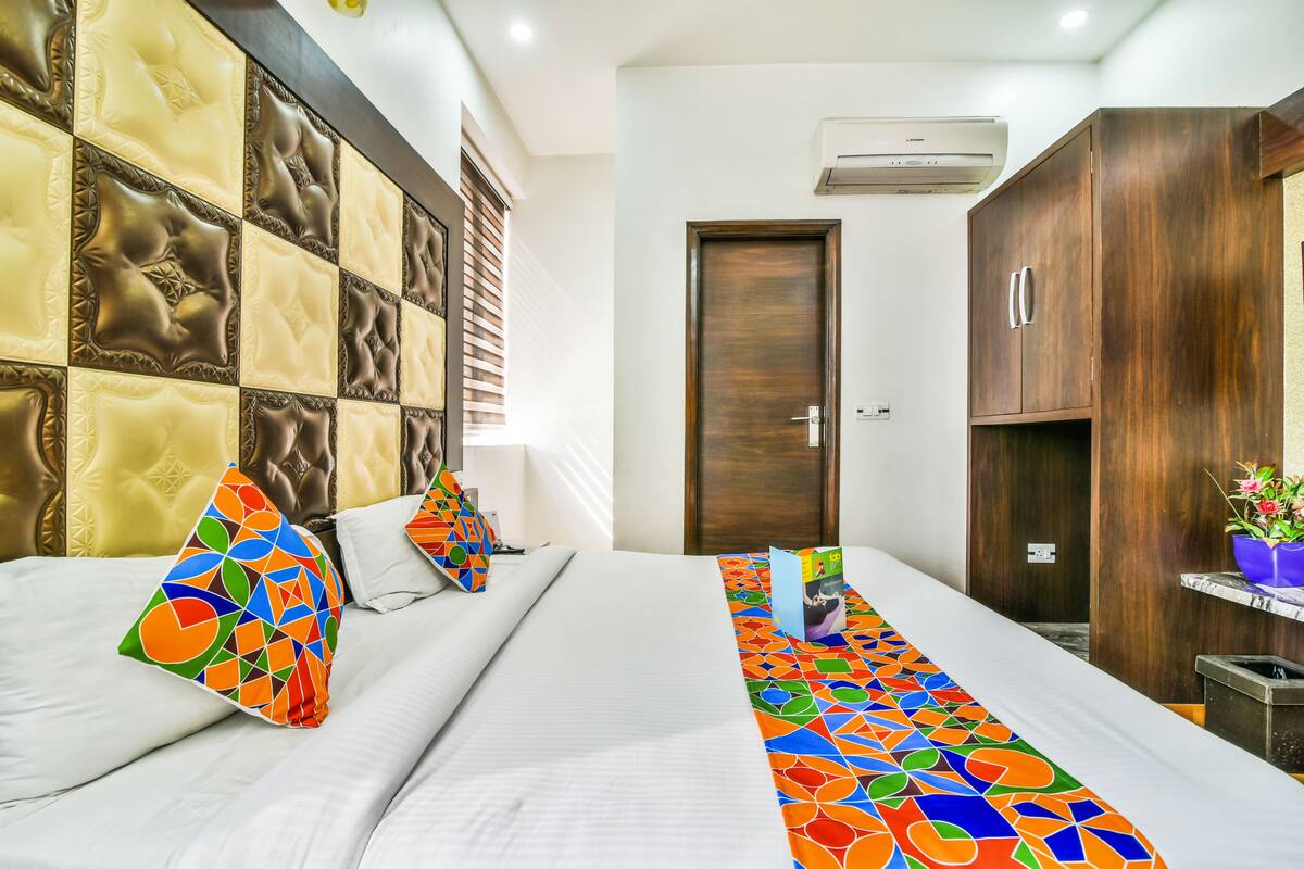 Deluxe Room | Egyptian cotton sheets, premium bedding, desk, WiFi (free)