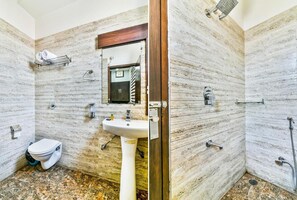 Shower, free toiletries, towels