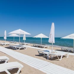 Privatstrand, Liegestühle, Strandtücher