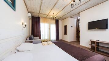 Classic-Zimmer, Poolblick | 1 Schlafzimmer, Minibar, Zimmersafe, Schreibtisch