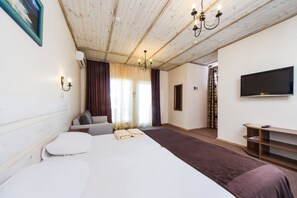 Habitación clásica, vistas a la piscina | Minibar, caja fuerte, escritorio y tabla de planchar con plancha