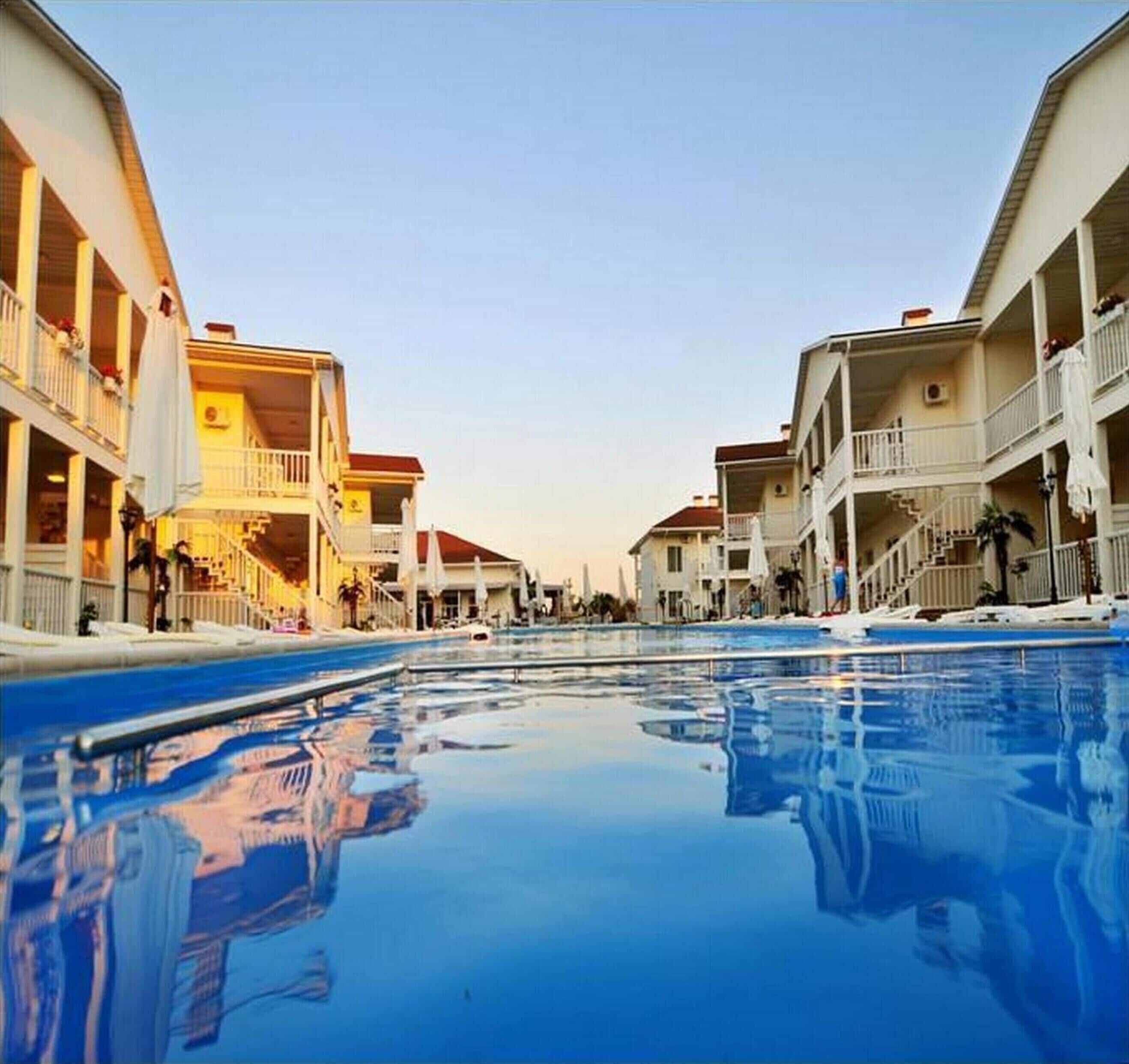 2 outdoor pools, sun loungers