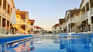 2 Außenpools, Liegestühle