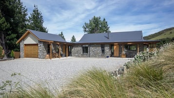 Luxury Cottage, 2 Bedrooms, Mountain View | Terrace/patio