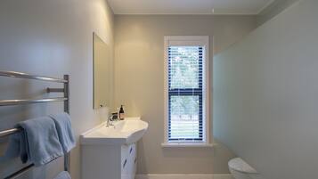 Luxury Cottage, 2 Bedrooms, Mountain View | Bathroom | Free toiletries, hair dryer, heated floors, towels