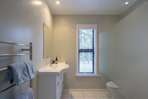 Luxury Cottage, 2 Bedrooms, Mountain View | Bathroom