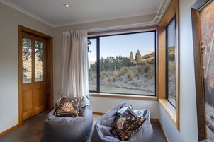 Luxury Cottage, 2 Bedrooms, Mountain View | Living area | 43-inch flat-screen TV with cable channels, TV, Netflix