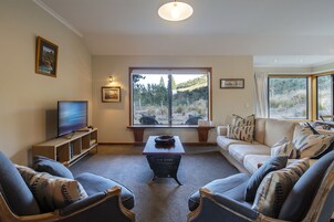 Luxury Cottage, 2 Bedrooms, Mountain View | Living area | 43-inch flat-screen TV with cable channels, TV, Netflix