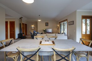 Luxury-Ferienhaus, 2 Schlafzimmer, Bergblick | Wohnbereich | 43-Zoll-Flachbildfernseher mit Kabelempfang, Fernseher, Netflix