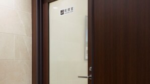 A door with a sign indicating a smoking room. - Sanco INN Numazu-ekimae (Numazu)