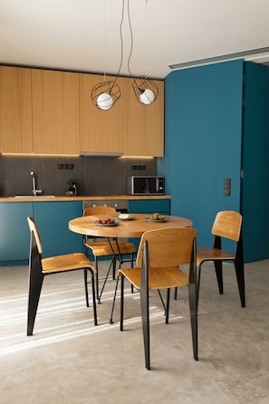 Apartamento, 2 quartos, vista para a cidade | Cozinha privada | Geladeira, micro-ondas, cooktop, máquina de café expresso