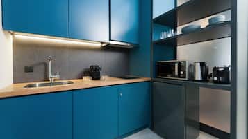 Refrigerador, microondas, placa de cocina, cafetera expreso