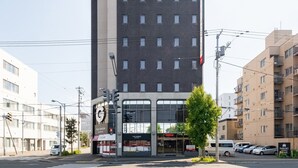 A multi-story building with a prominent 'The Green' sign, indicating a restaurant or cafe. - Tabist THE GREEN ASAHIKAWA (Asahikawa)