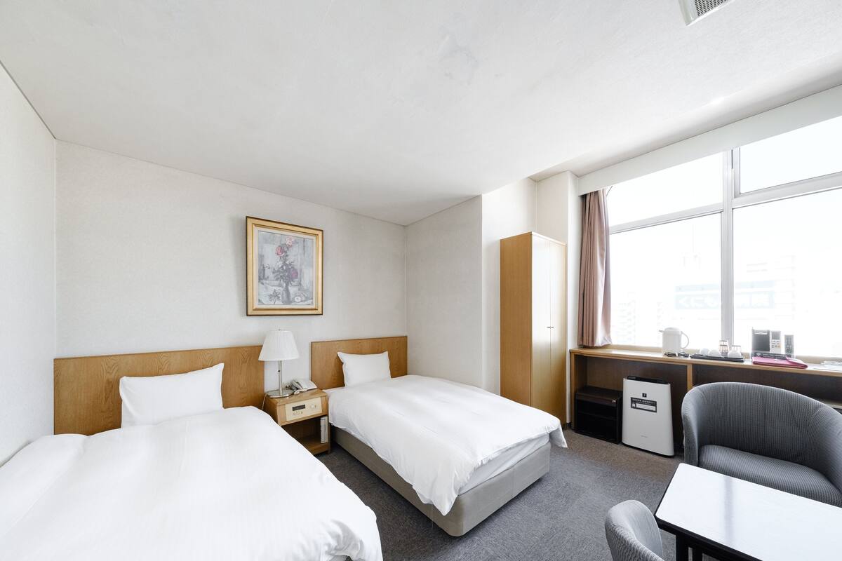 Kamar Triple, Boleh Merokok | Seprai premium, Wi-Fi gratis, dan seprai linen