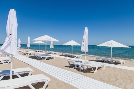 Private beach, sun-loungers, beach towels. GoodZone Club Panorama Zatoka