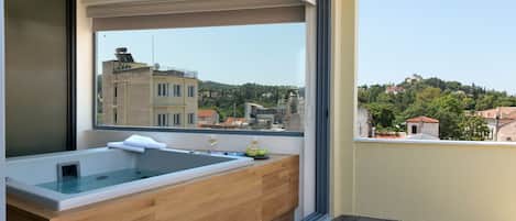 Deluxe Apartment | Jetted bathtub