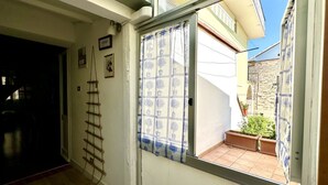A room with a sliding glass door, a wooden ladder, and a tiled floor. - N158 - Numana, sky-land sea view 150mt from the sea (Numana)