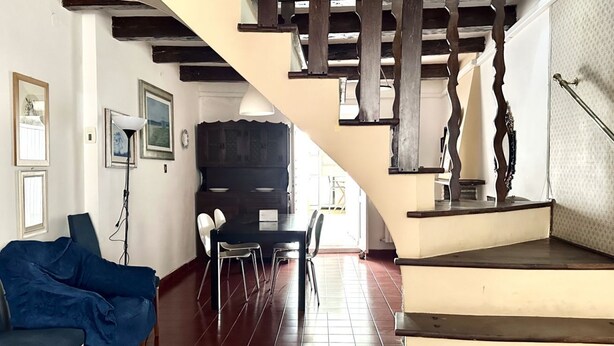 A staircase with wooden balusters and a beige wall. - N158 - Numana, sky-land sea view 150mt from the sea (Numana)