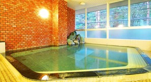 A swimming pool with a brick wall and large windows. - Hayataro Onsen Komagane Retreat Suzuranso (Komagane)