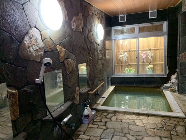 Separate tub and shower, free toiletries, hair dryer, slippers - Kadowakikan (Nozawaonsen)