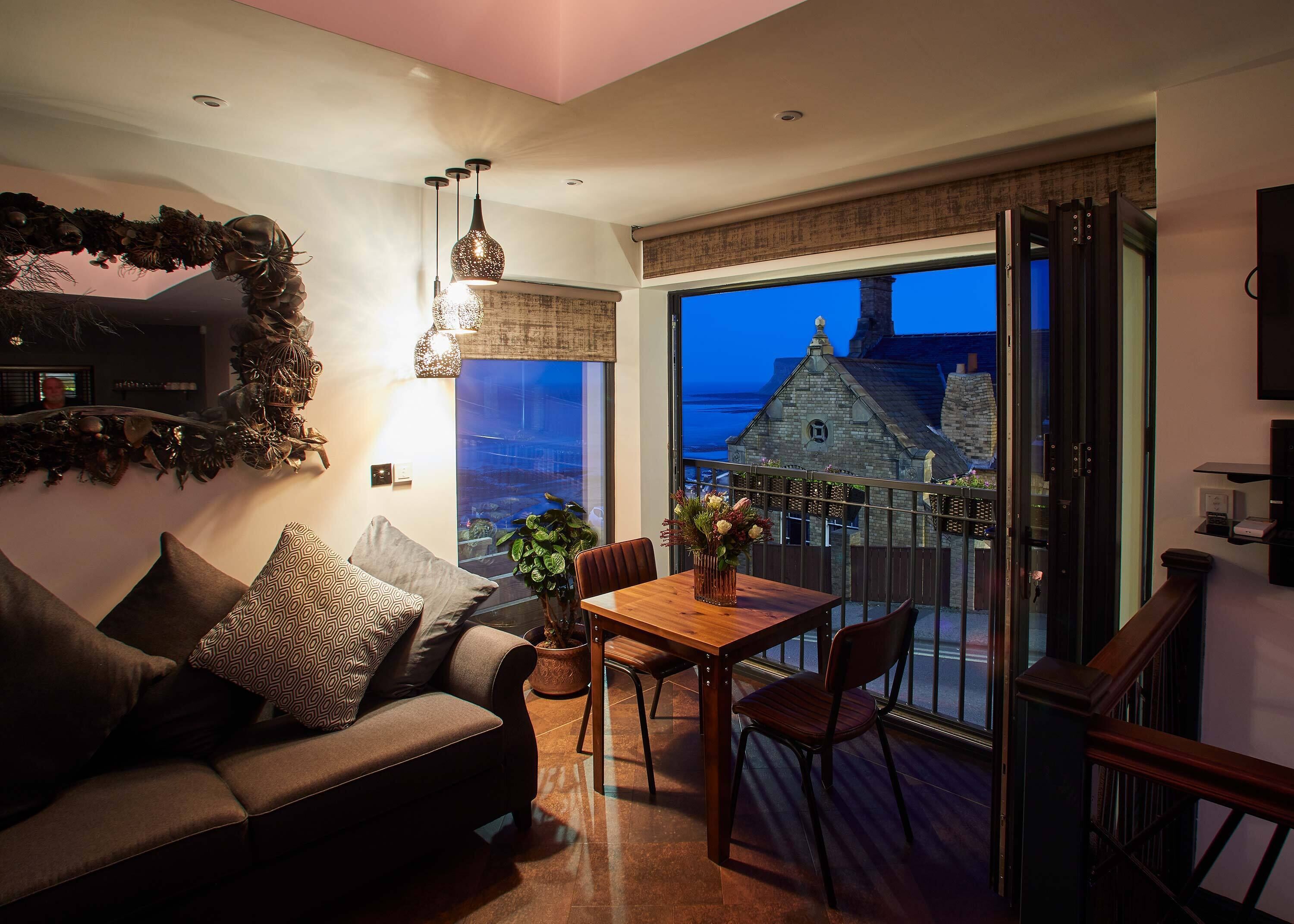 Luxe appartement, meerdere bedden (Beach View) | Woonruimte | Een flatscreentelevisie