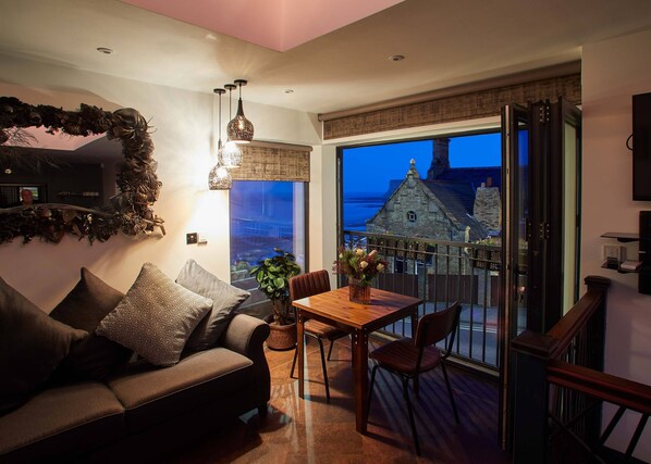 Luxury-Apartment, Mehrere Betten (Beach View) | Wohnbereich | Flachbildfernseher