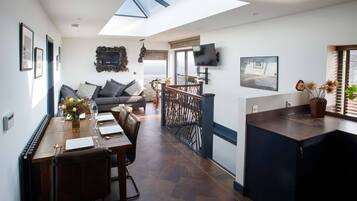 Luxury Apartment, Multiple Beds (Beach View) | In-room dining