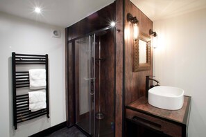 Appartement luxueux, Plusieurs lits (Beach View) | Salle de bain | Séchoir à cheveux, serviettes fournies