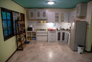 Standard Twin Room | Shared kitchen - guesthouse ippun (Bangkok)