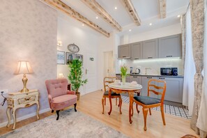 Royal-studio, näköala puutarhaan | Yksityinen keittiö | Vedenkeitin