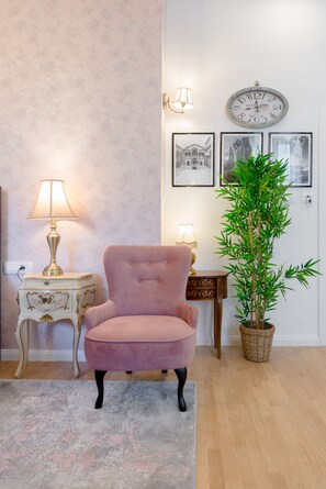 Royal-studio, näköala puutarhaan | Oleskelualue | Taulutelevisio