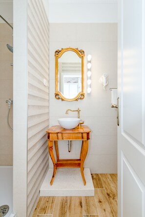 Economy Double Room, Courtyard View | Bathroom | Towels, toilet paper - Le Monde Luxury Accommodation (Split)