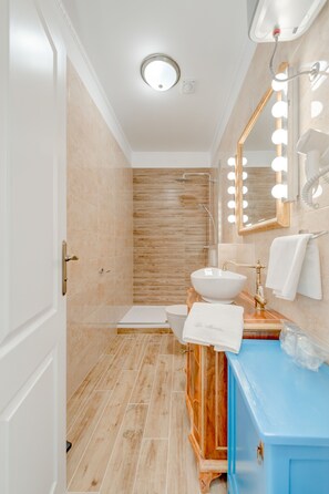 Premier Double Room, Courtyard View | Bathroom - Le Monde Luxury Accommodation (Split)