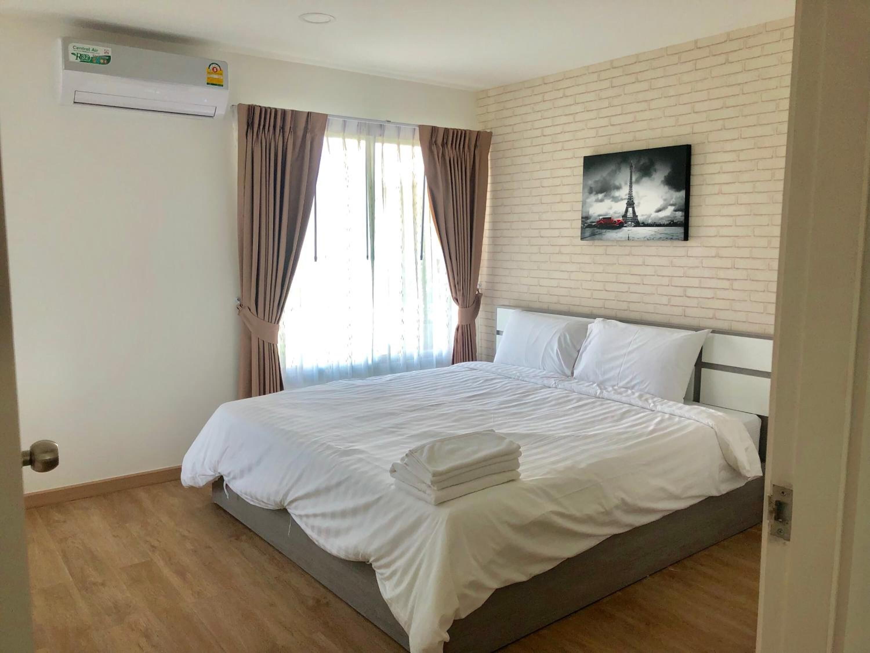 Desk, soundproofing, free WiFi, bed sheets