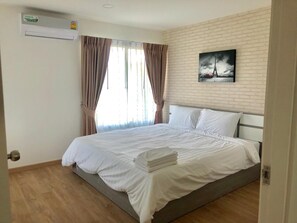 Desk, soundproofing, free WiFi, bed sheets