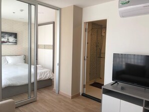 Desk, soundproofing, free WiFi, bed sheets - The Lux Ladprao 10 (Bangkok)