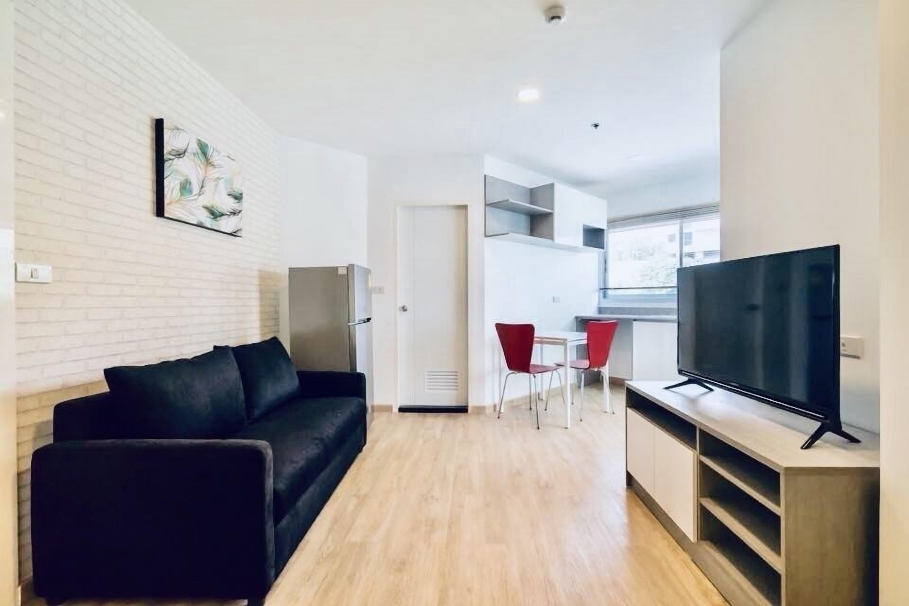 Desk, soundproofing, free WiFi, bed sheets