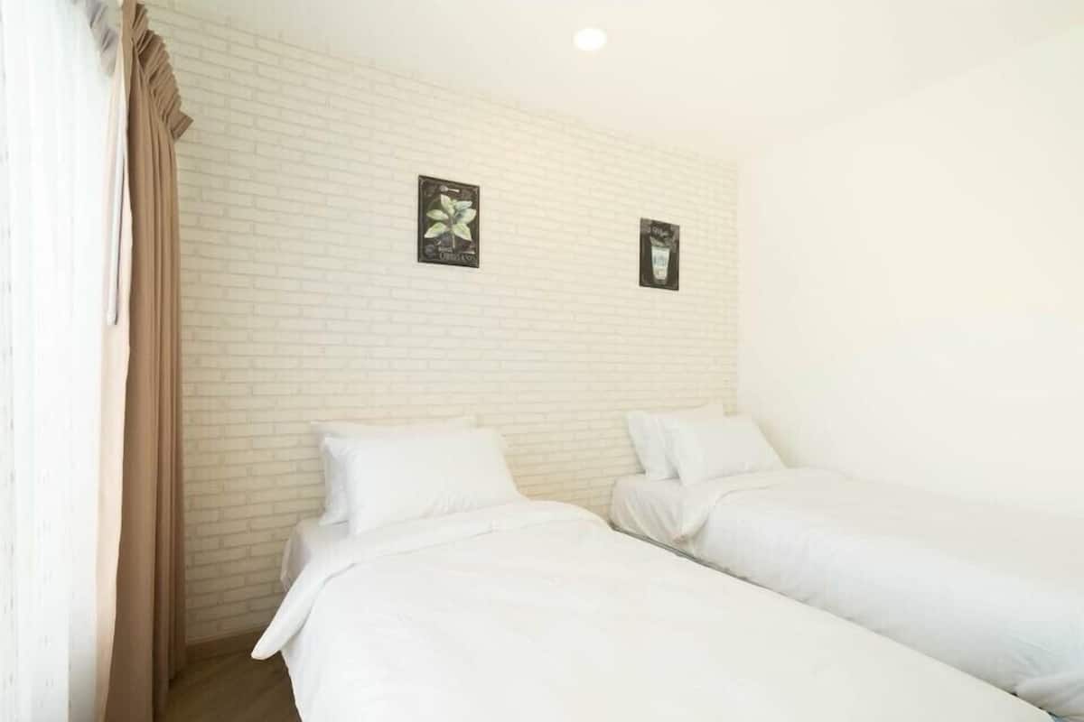 Apartment with Twin Bed | Desk, soundproofing, free WiFi, bed sheets