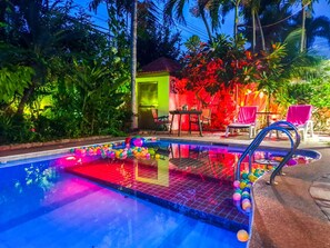 Hồ bơi ngoài trời, ghế dài tắm nắng