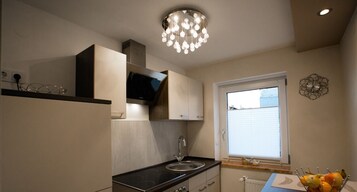 Apartment (Smaragdapartment - incl.cleaning fee) | Eigene Küche | Wasserkocher mit Kaffee-/Teezubehör, großer Kühlschrank, Mikrowelle