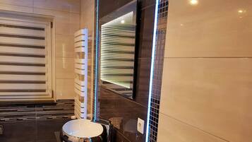 Departamento, 3 habitaciones (Goldapartment - incl.cleaning fee) | Baño | Secadora de cabello, toallas, jabón, shampoo