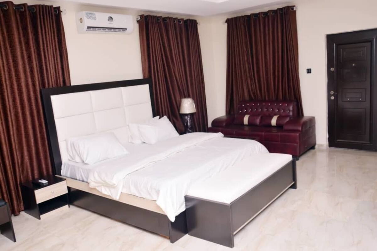 Minibar, iron/ironing board, free WiFi, bed sheets