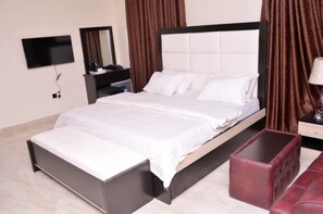 Minibar, iron/ironing board, free WiFi, bed sheets