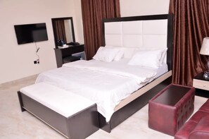 Executive Suite | Minibar, iron/ironing board, free WiFi, bed sheets