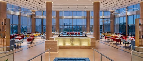Petit déjeuner buffet (130 AED par personne)