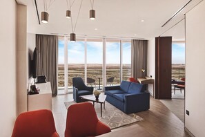 Junior Suite with Access to Three Pools | Ylelliset vuodevaatteet, untuvapeitot, minibaari, tallelokero huoneessa