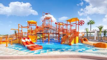 7 outdoor pools, open 9:00 AM to 6:00 PM, pool loungers