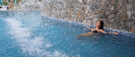 7 outdoor pools, open 9:00 AM to 6:00 PM, pool loungers