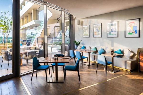 3 restaurantes; se sirve desayuno, almuerzo, cena y brunch